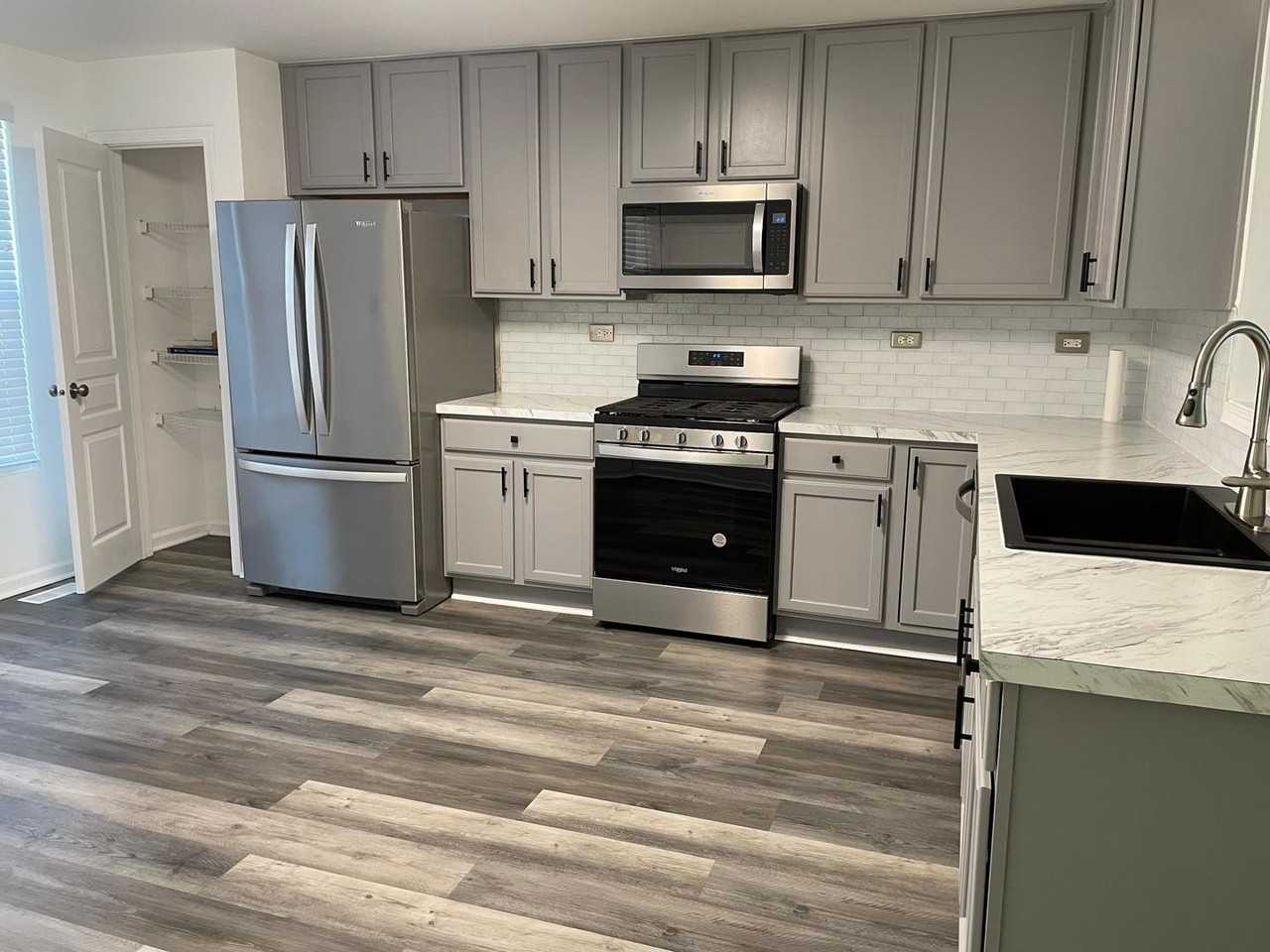 416 Conservatory Ln - Photo 7 of 28