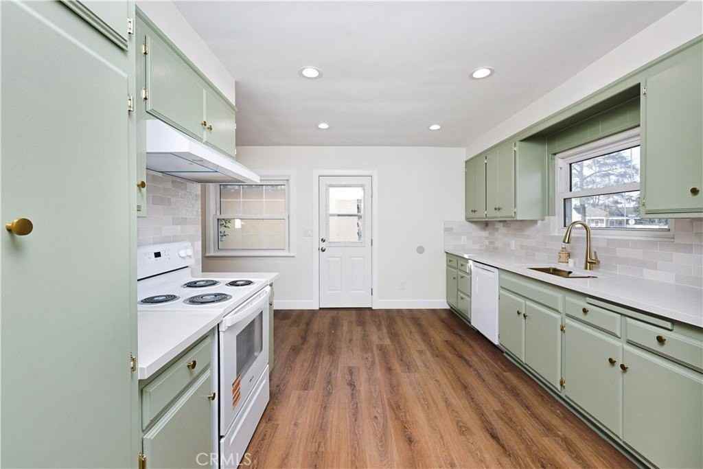 12814 Downey Ave - Photo 7 of 22