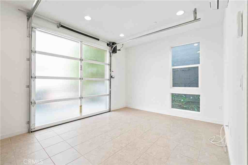 1533 Sullivan Ave - Photo 5 of 39