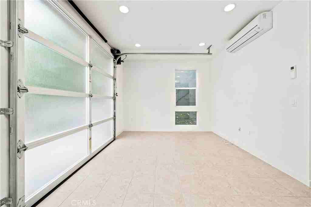 1533 Sullivan Ave - Photo 6 of 39