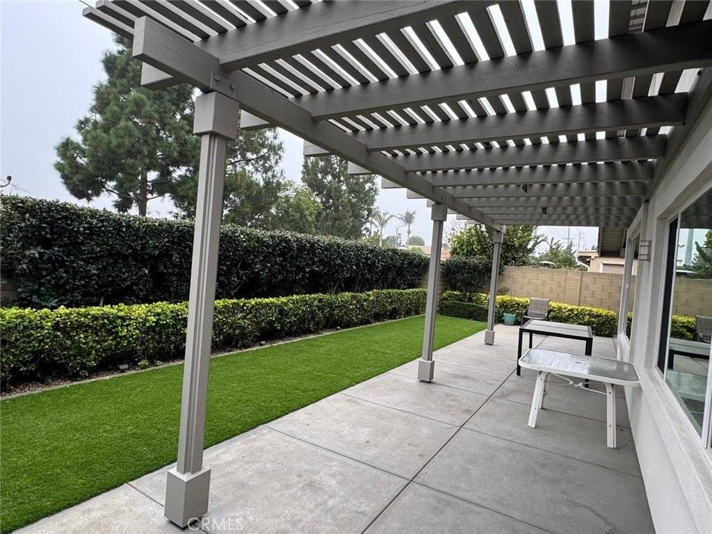 18211 Devonwood Cir - Photo 2 of 37