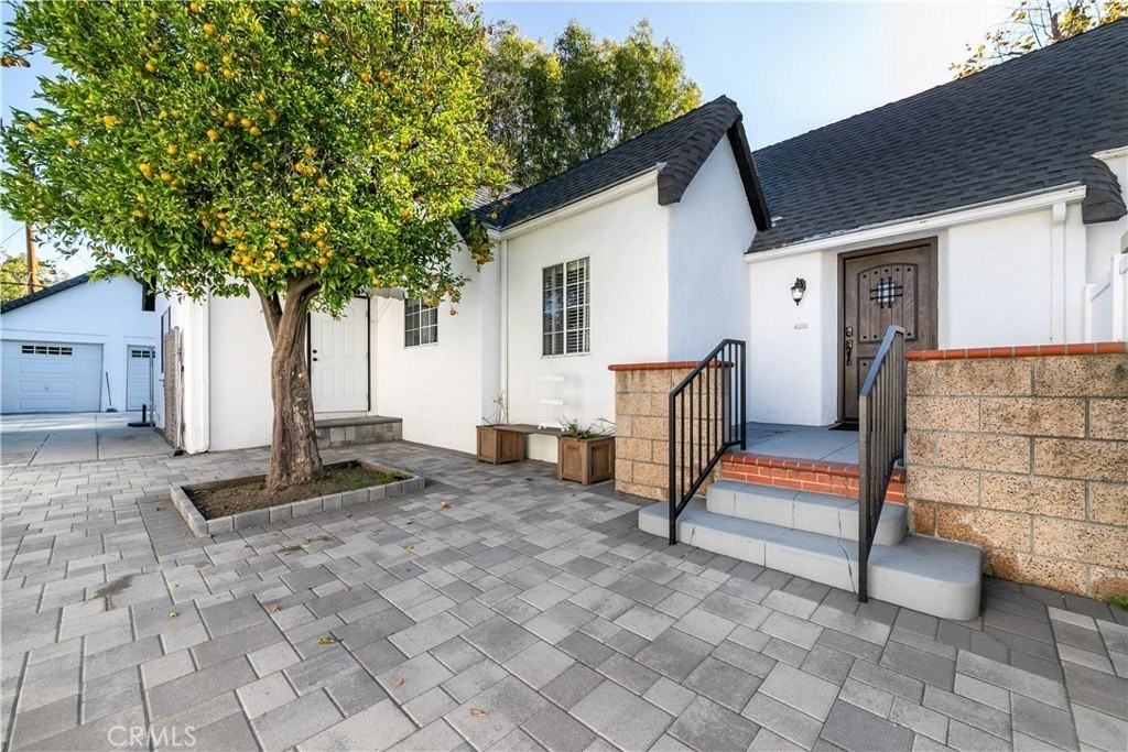 912 N Howard St - Photo 4 of 32