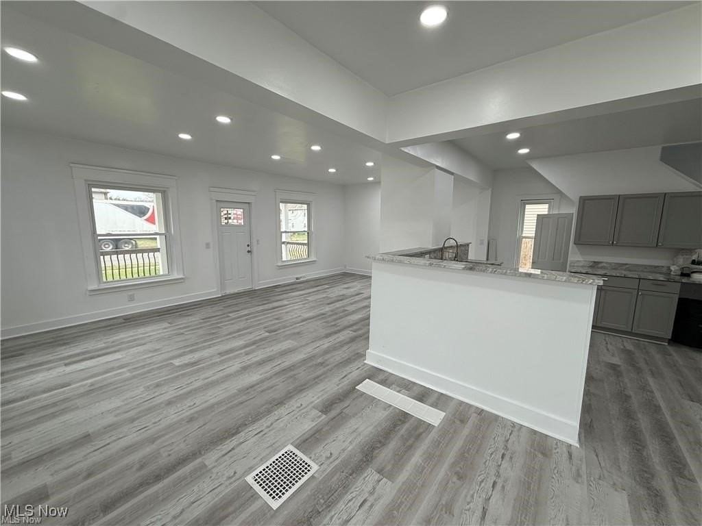 338 N Wooster Ave - Photo 6 of 15