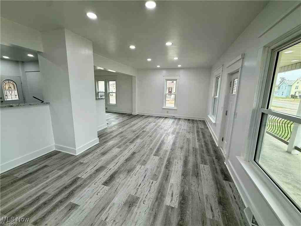 338 N Wooster Ave - Photo 7 of 15