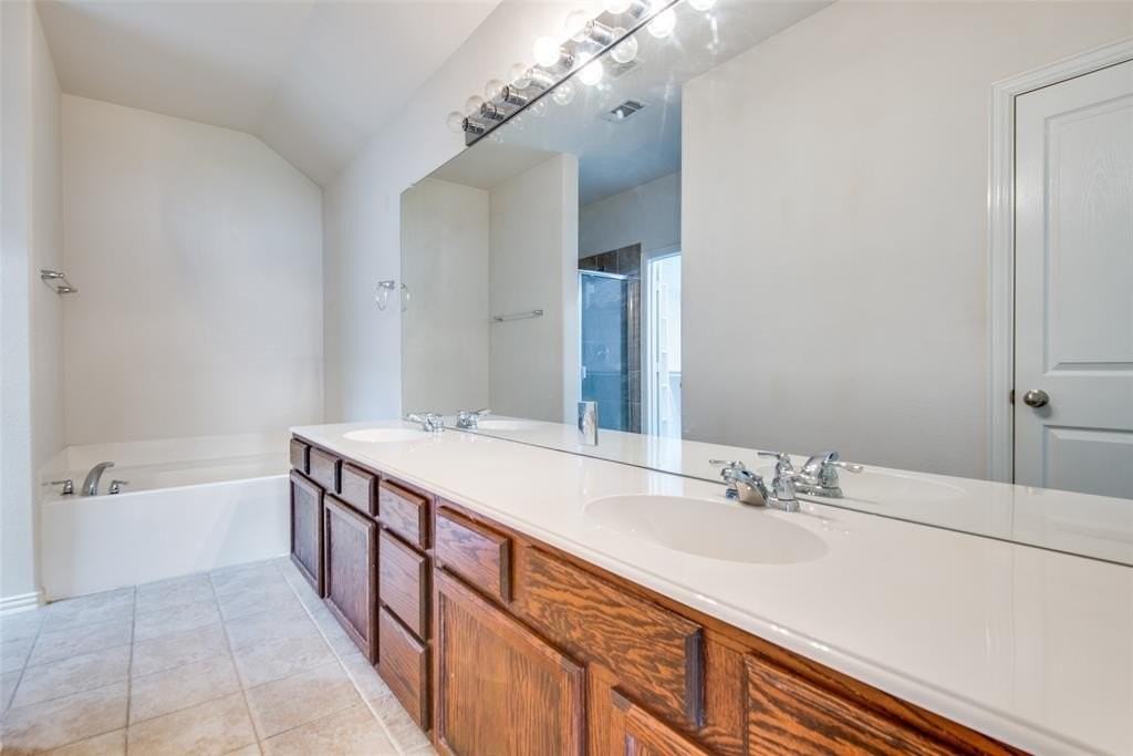 1608 Castle Creek Dr - Photo 3 of 12