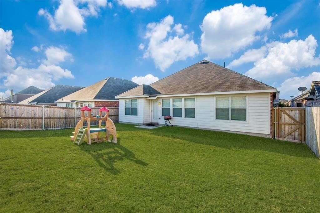 1608 Castle Creek Dr - Photo 4 of 12