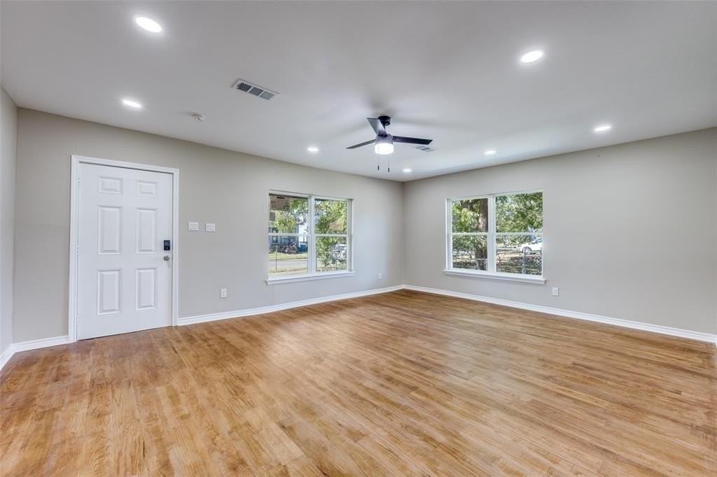 609 W Owing St - Photo 2 of 24