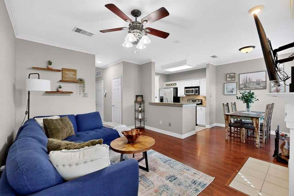 2344 Southcourt Cir - Photo 4 of 36