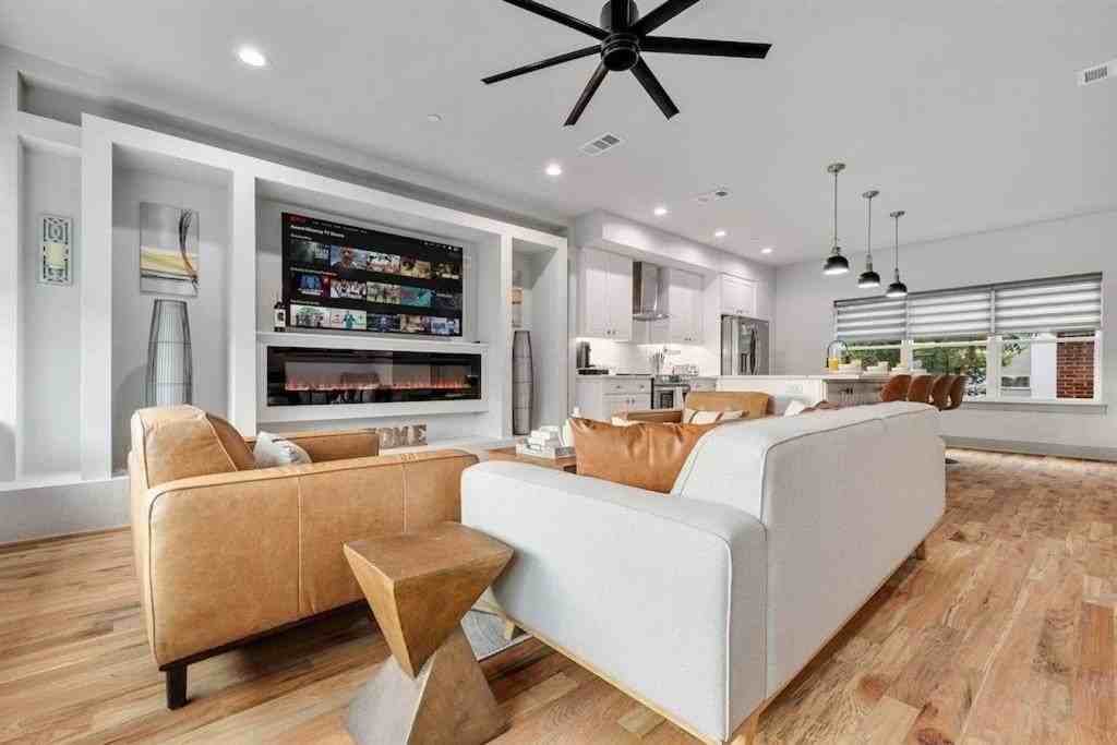 5726 Oram St #4 - Photo 4 of 15