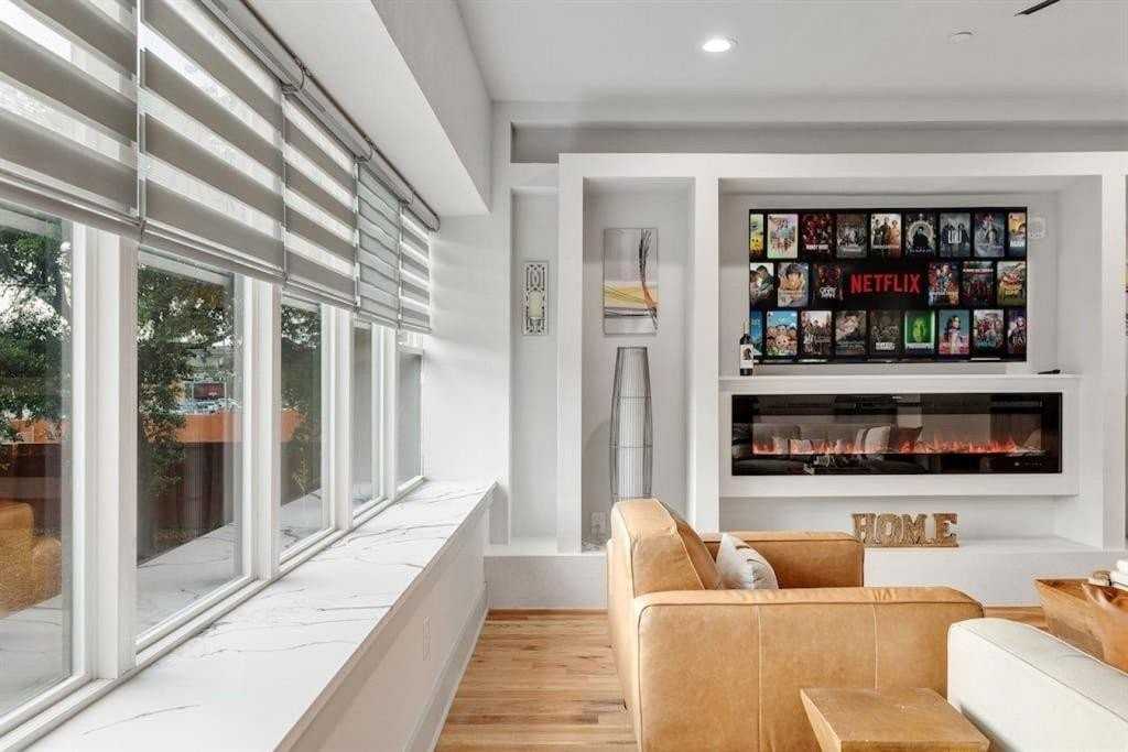 5726 Oram St #4 - Photo 7 of 15