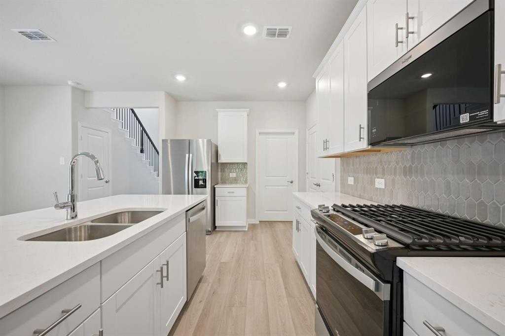 706 Leavenworth Drive - Photo 2 of 21