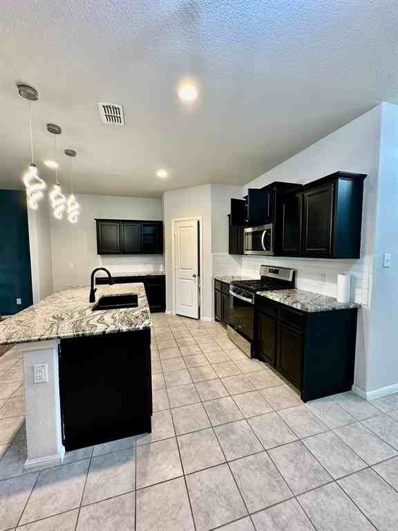 16525 Portage St - Photo 4 of 29