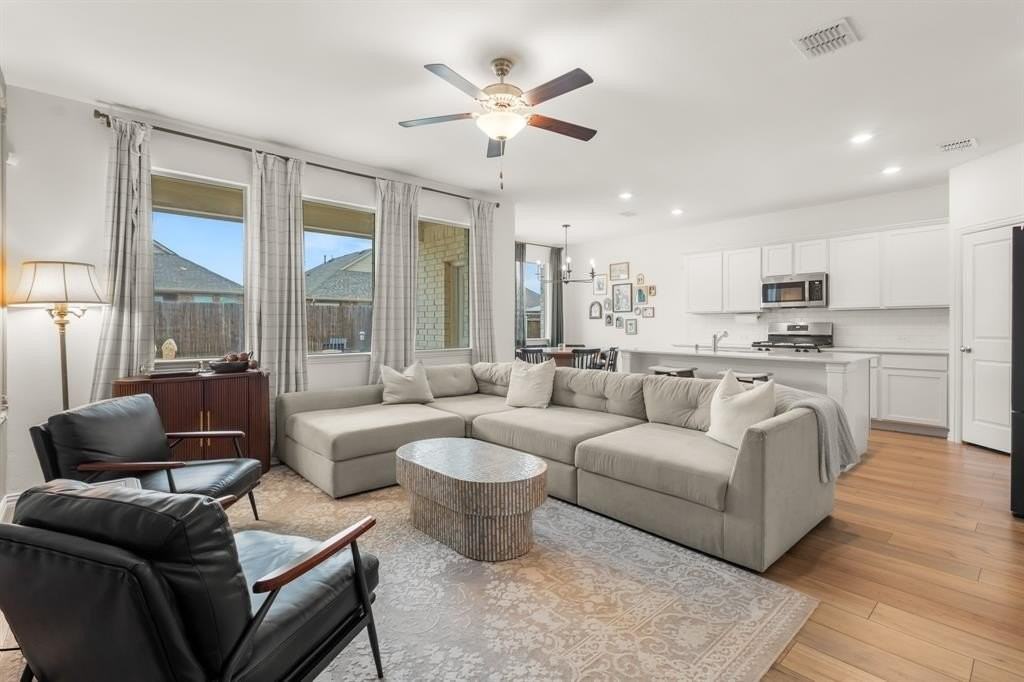 1733 Lake Grove Dr - Photo 3 of 26