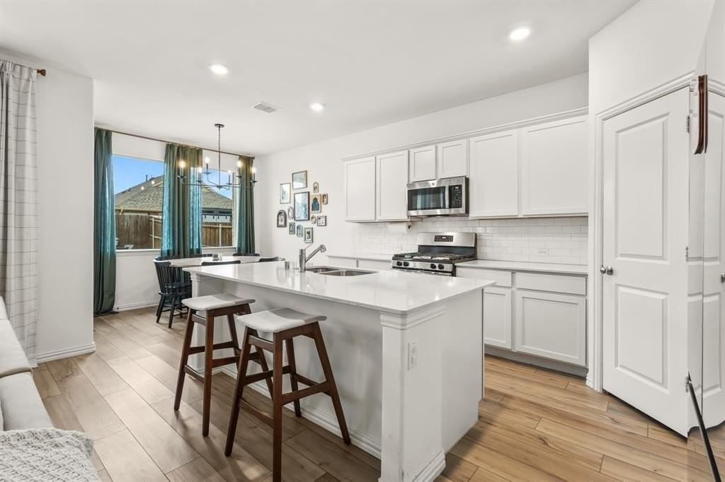 1733 Lake Grove Dr - Photo 5 of 26