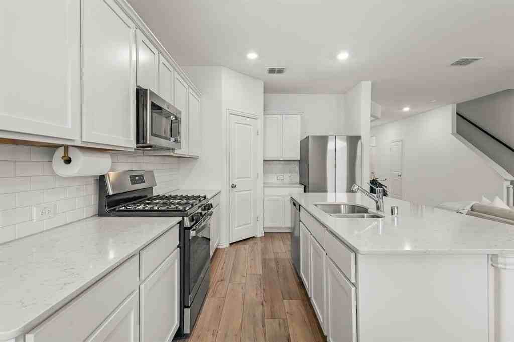 1733 Lake Grove Dr - Photo 6 of 26