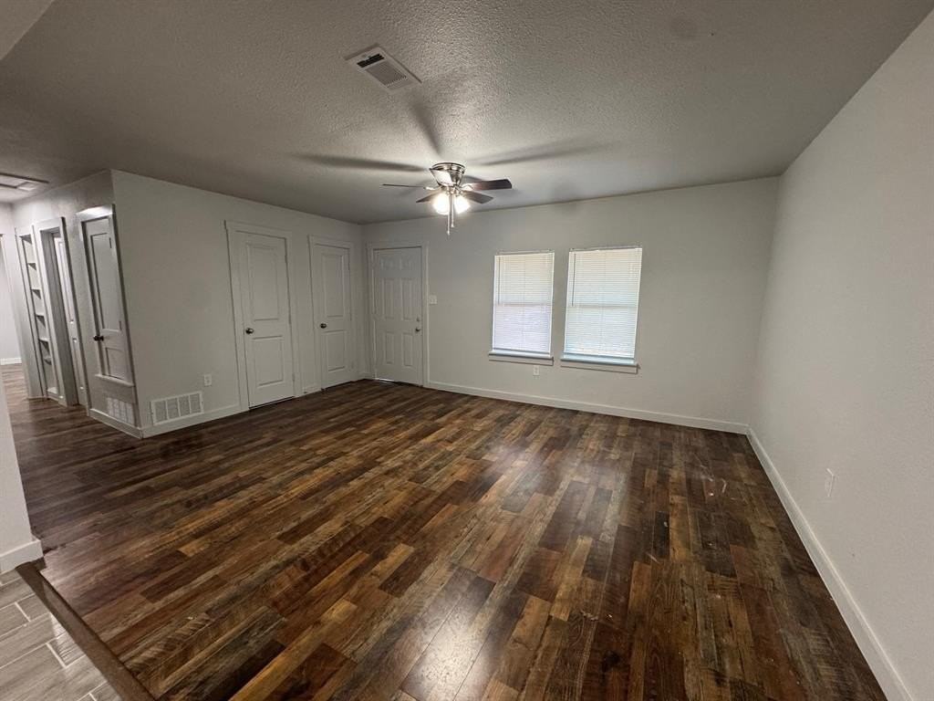 309 Hillcrest St - Photo 3 of 20