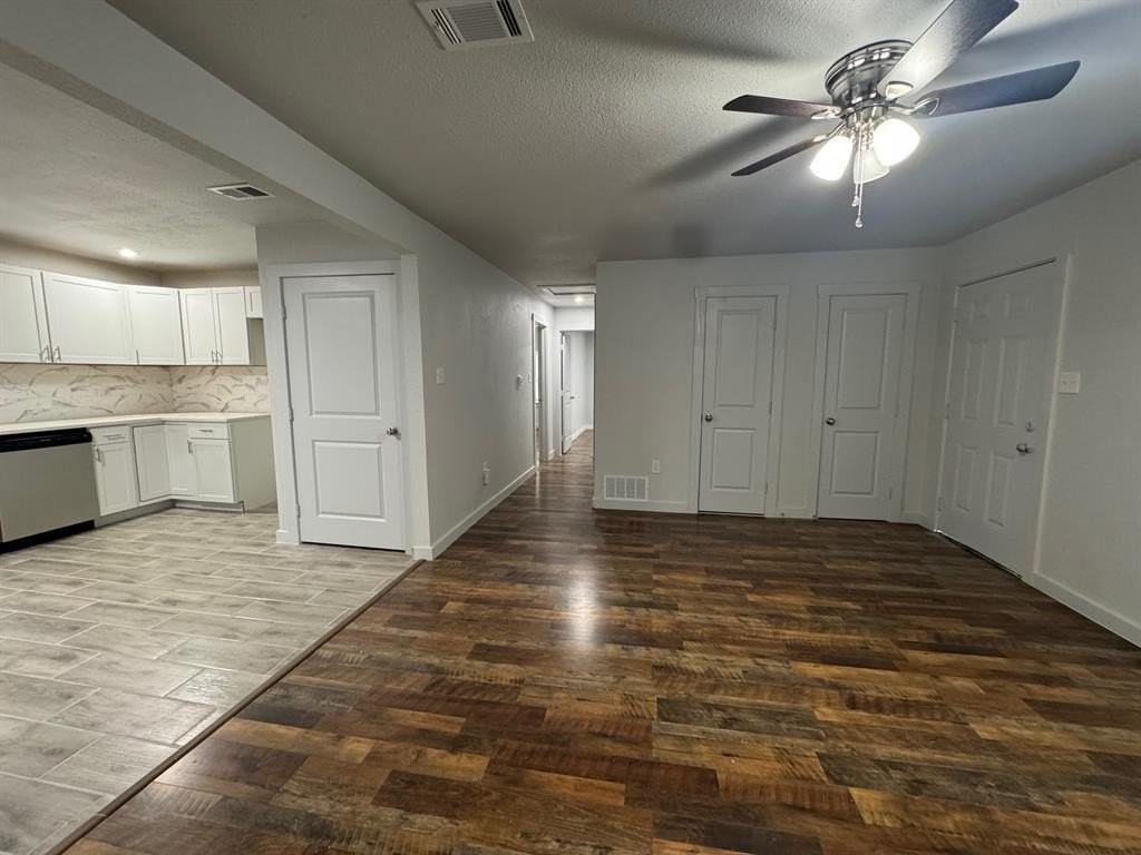 309 Hillcrest St - Photo 4 of 20