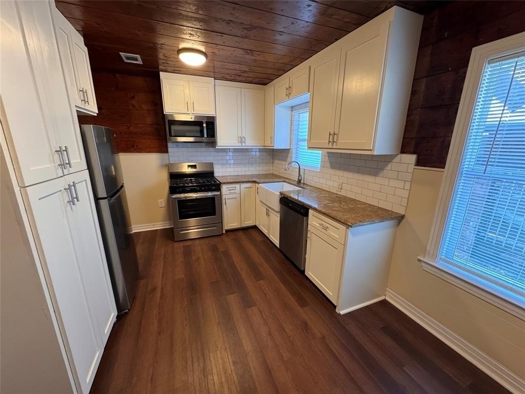 2547 Sharon St - Photo 4 of 22