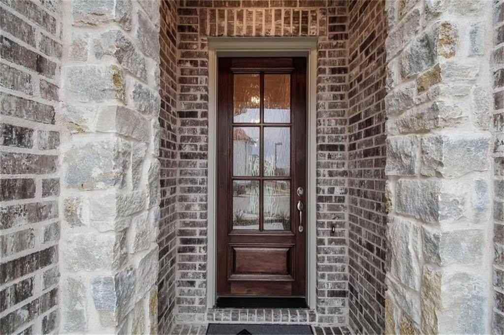 860 Avery St - Photo 3 of 30