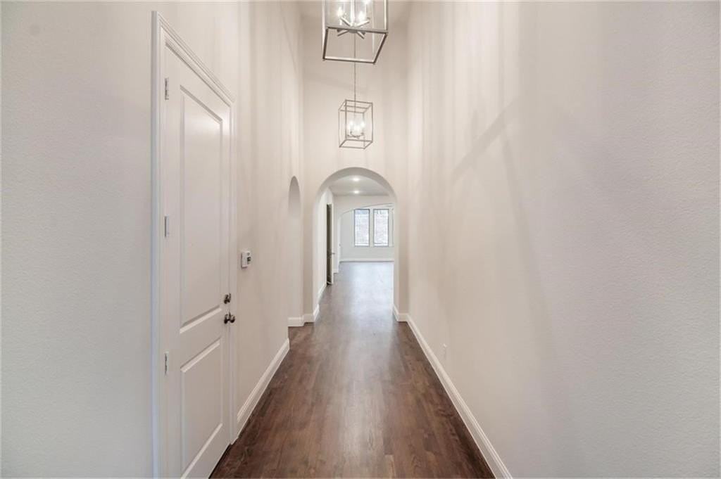 860 Avery St - Photo 4 of 30