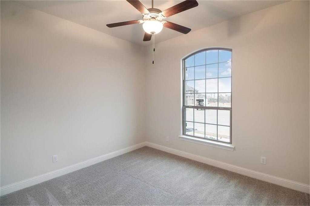 860 Avery St - Photo 5 of 30