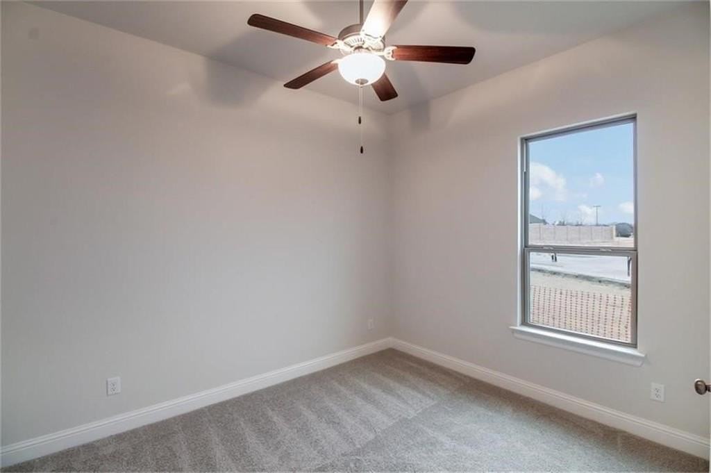 860 Avery St - Photo 7 of 30