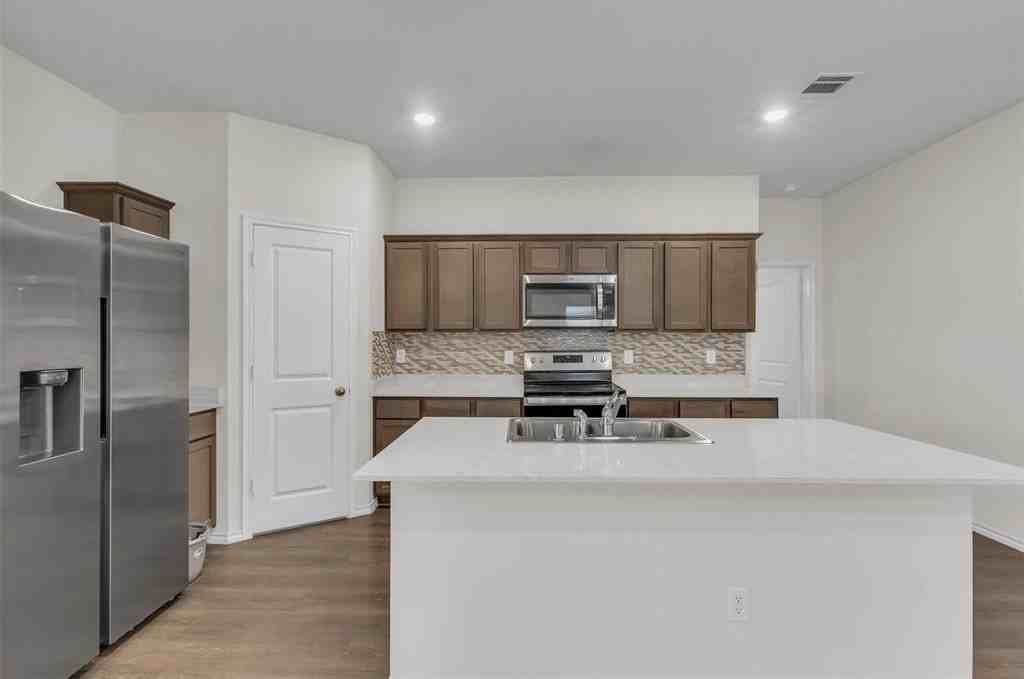 815 Ranahan Ln - Photo 4 of 18