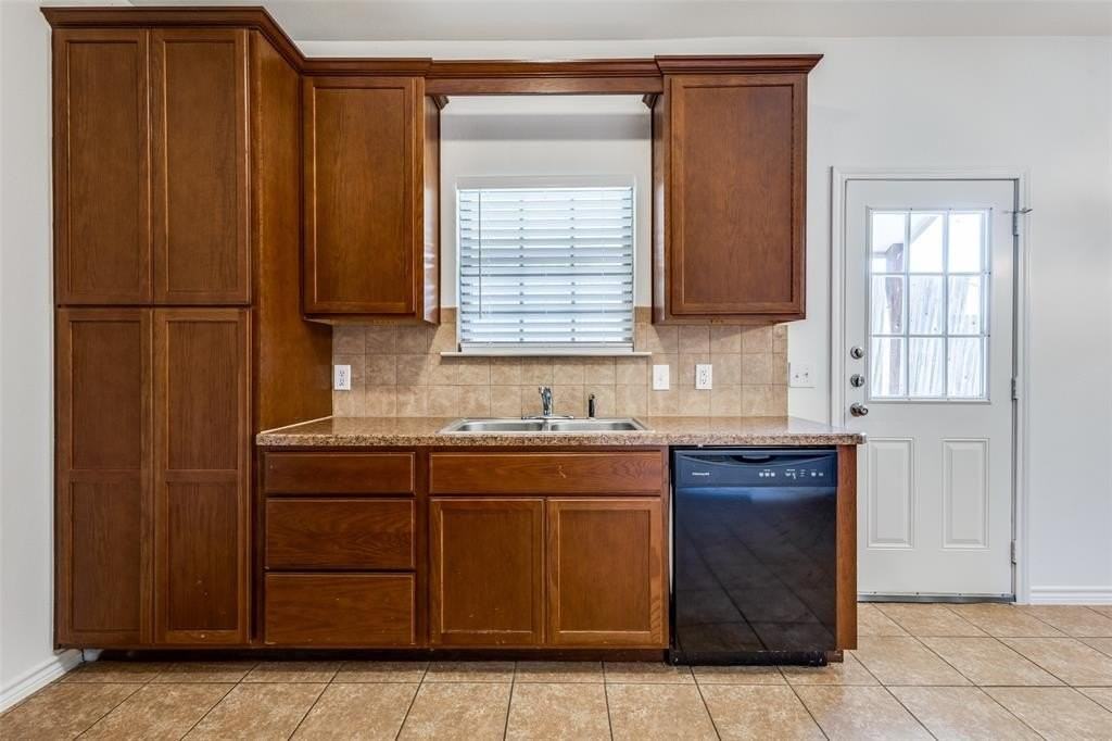 1001 E College St - Photo 5 of 25