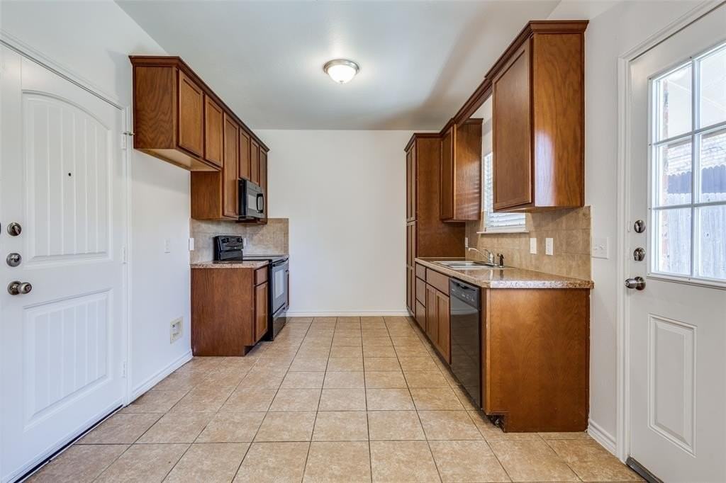 1001 E College St - Photo 6 of 25