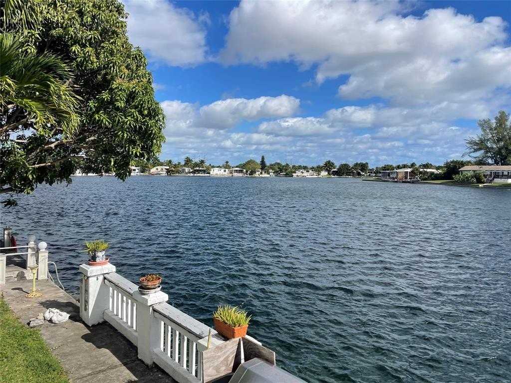 5724 Lagoon Dr - Photo 2 of 18