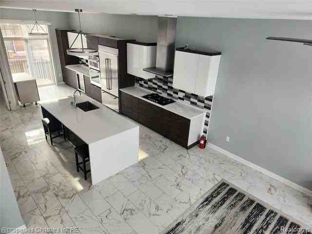 35 Adelaide St - Photo 2 of 13