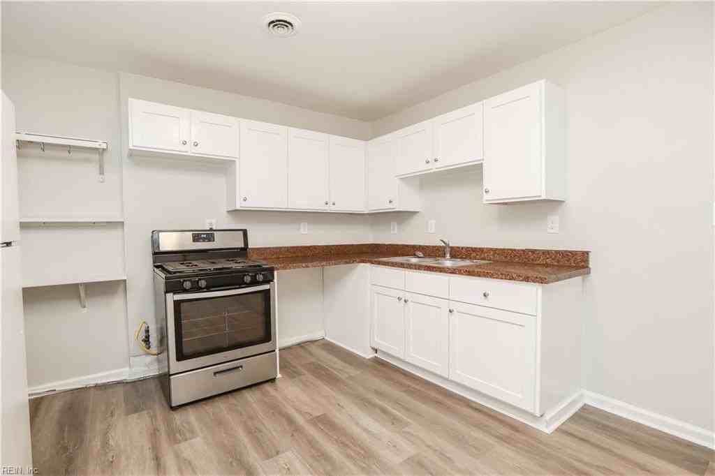 424 W 30th St #B - Photo 3 of 23