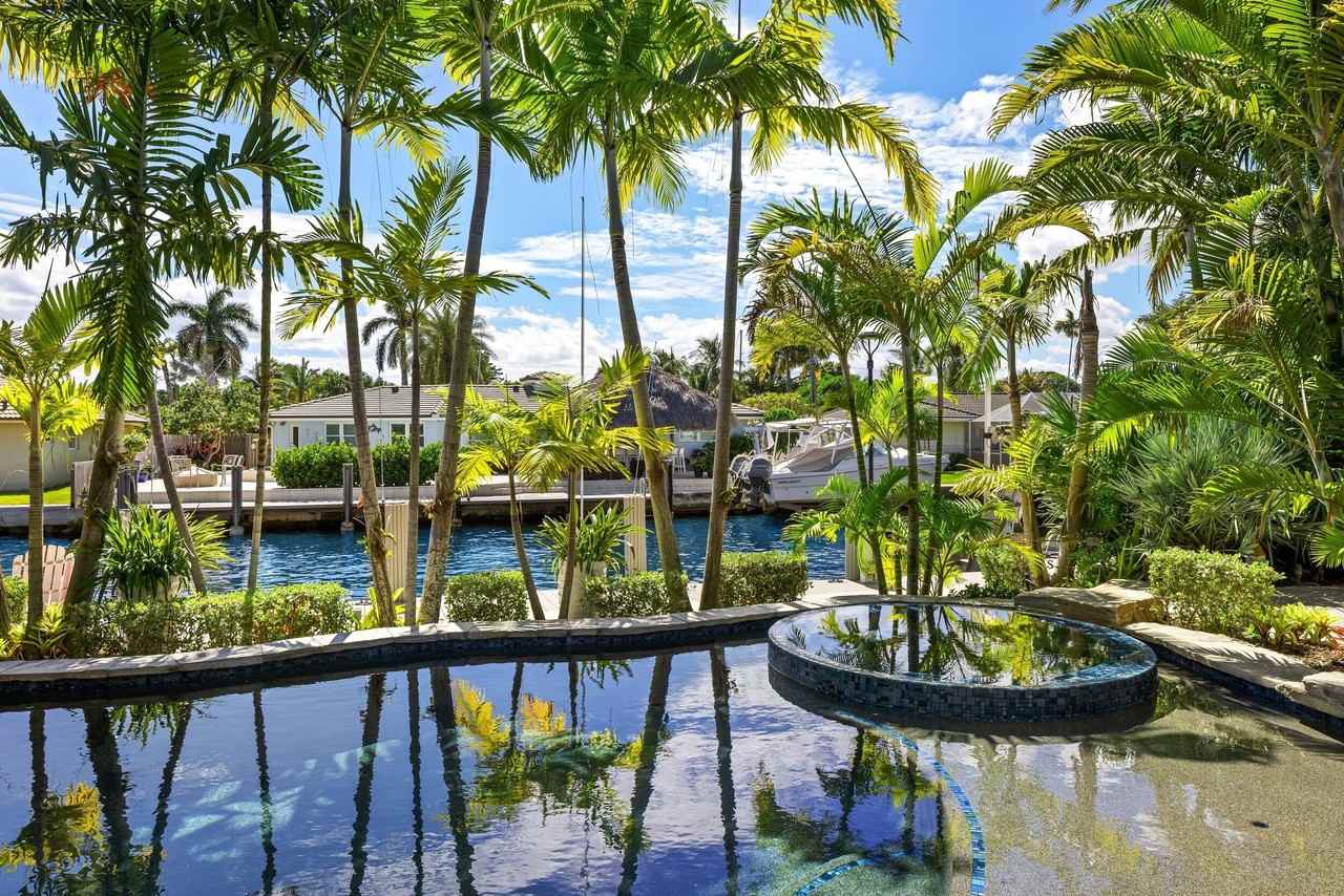 940 Greenbriar Dr - Photo 4 of 50