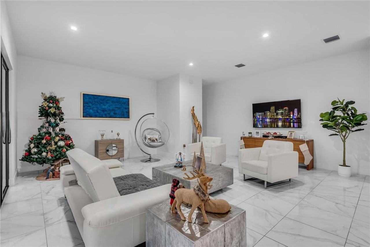 4363 Nw 81st Ave - Photo 3 of 8