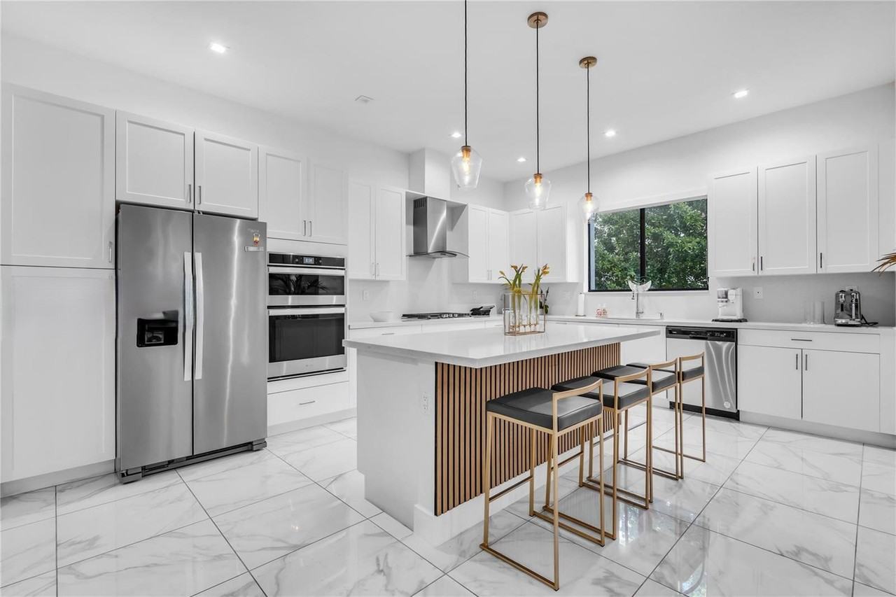 4363 Nw 81st Ave - Photo 5 of 8