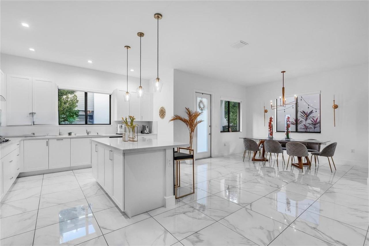 4363 Nw 81st Ave - Photo 6 of 8