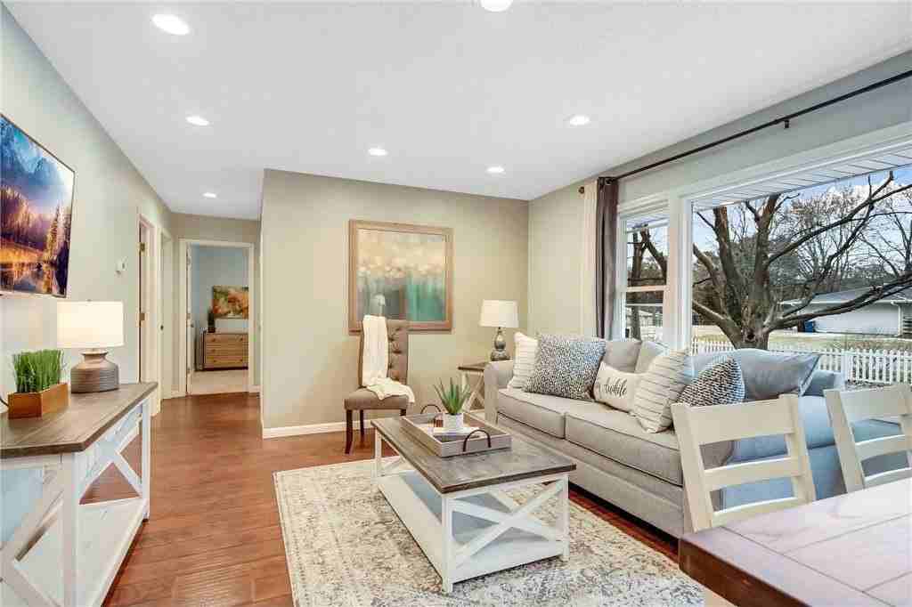 17520 11th Ave N - Photo 3 of 38