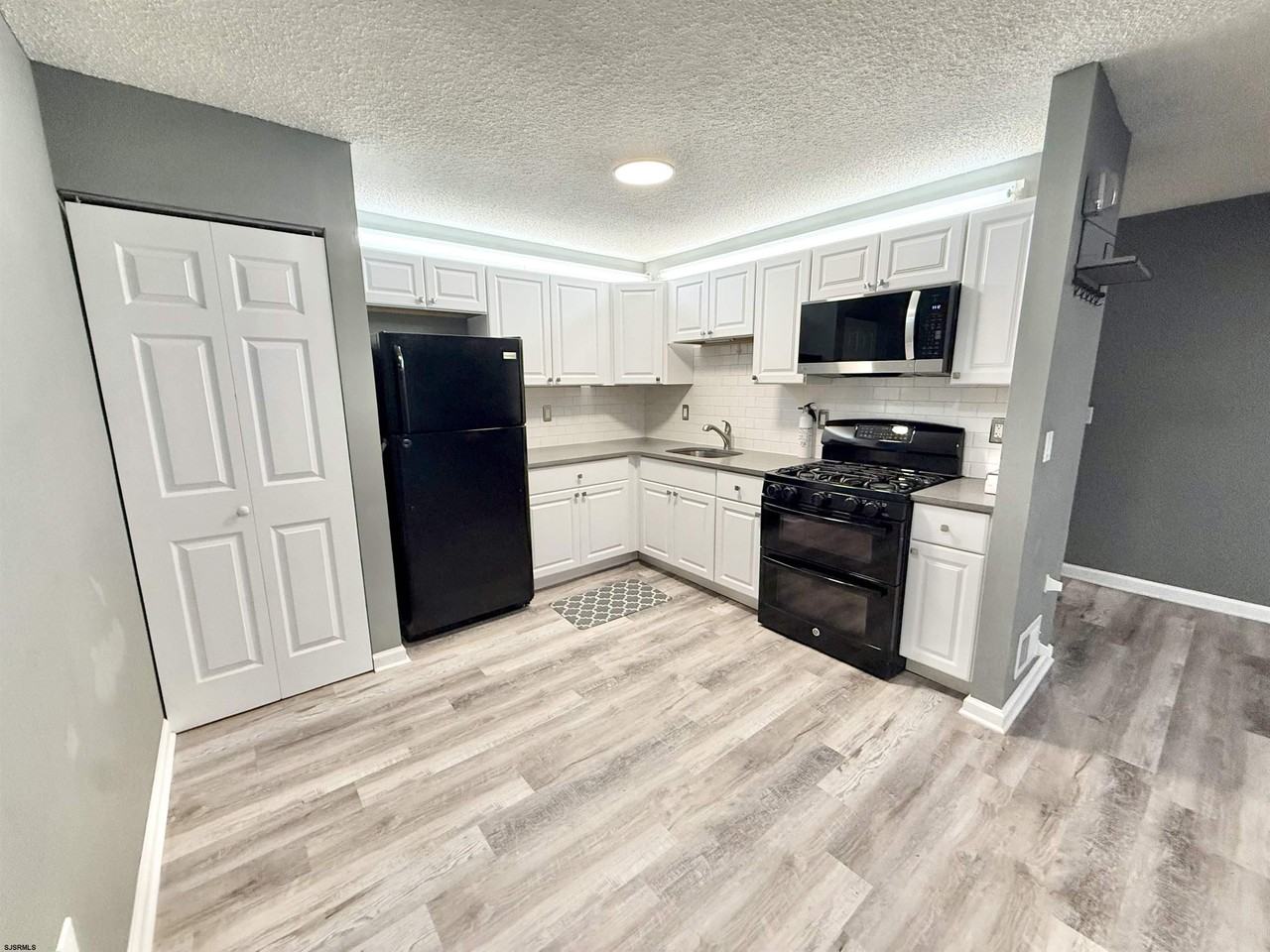 12 Colonial Ct - Photo 5 of 13