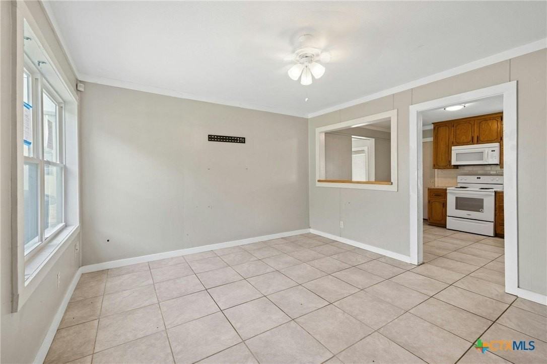 810 Crockett Dr - Photo 2 of 11