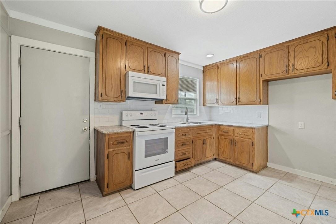 810 Crockett Dr - Photo 3 of 11