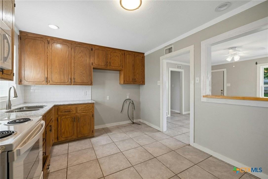 810 Crockett Dr - Photo 4 of 11