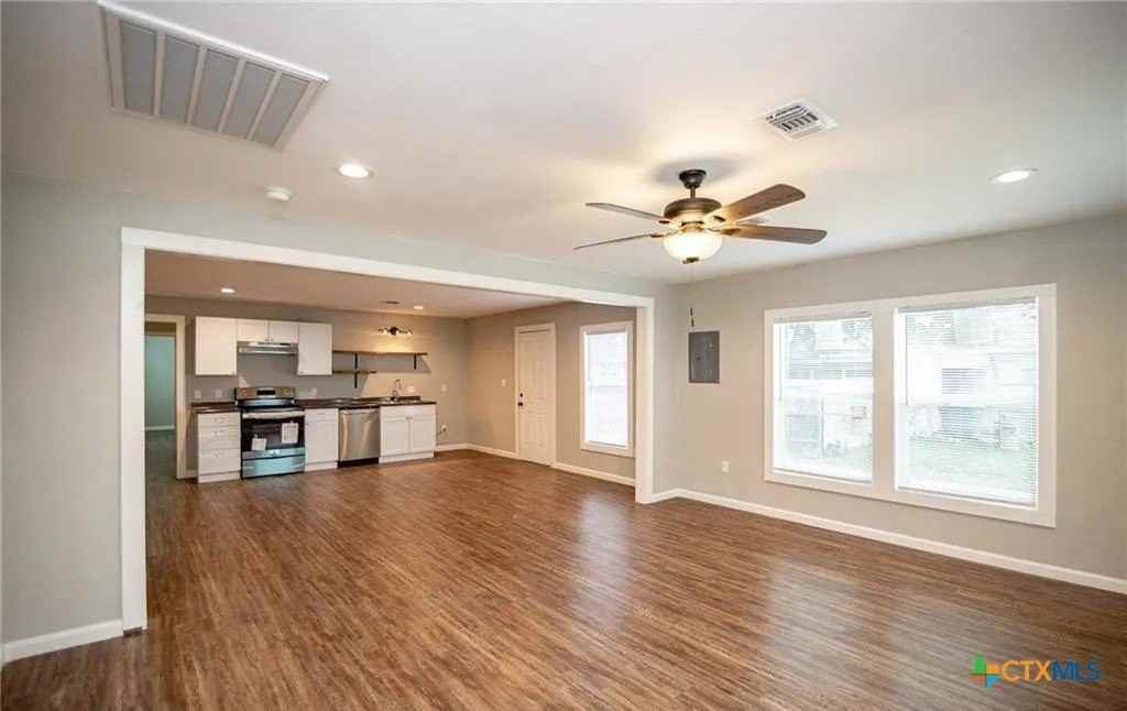 2003 Woodlawn Street unit: Front - Photo 4 of 22