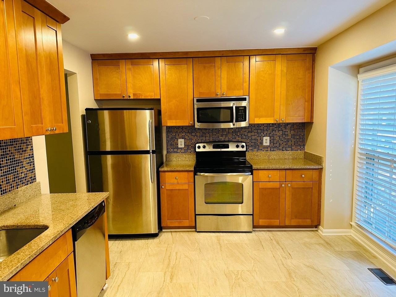 10028 Maple Leaf Dr - Photo 2 of 21