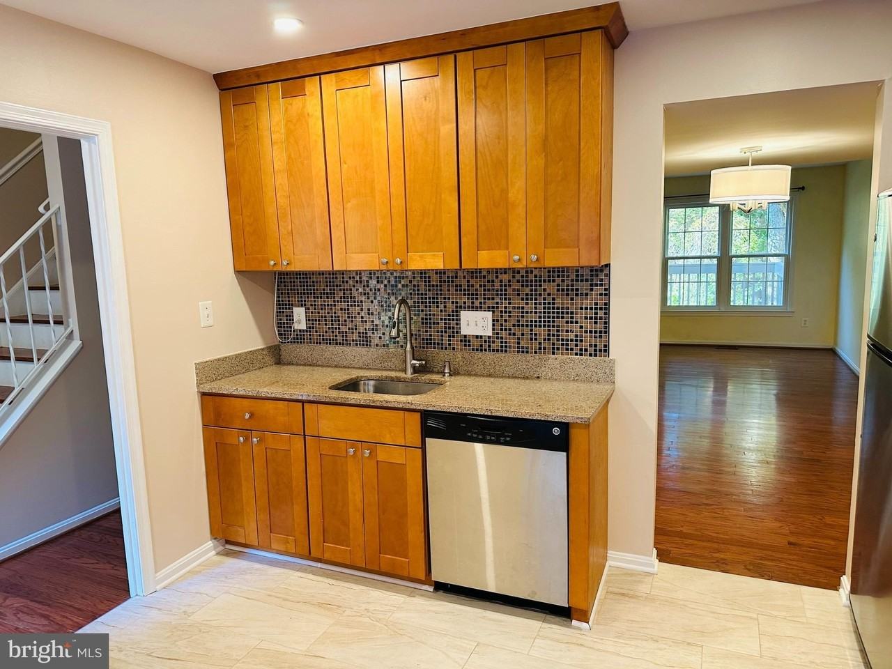 10028 Maple Leaf Dr - Photo 3 of 21