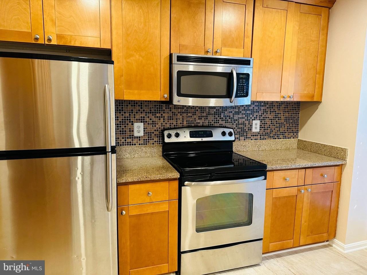 10028 Maple Leaf Dr - Photo 4 of 21