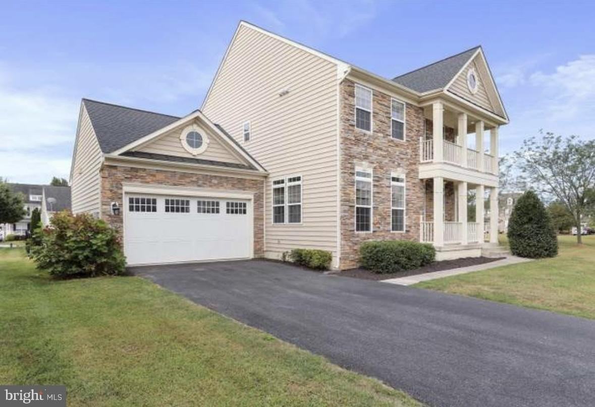 320 Hopkins Dr - Photo 2 of 23