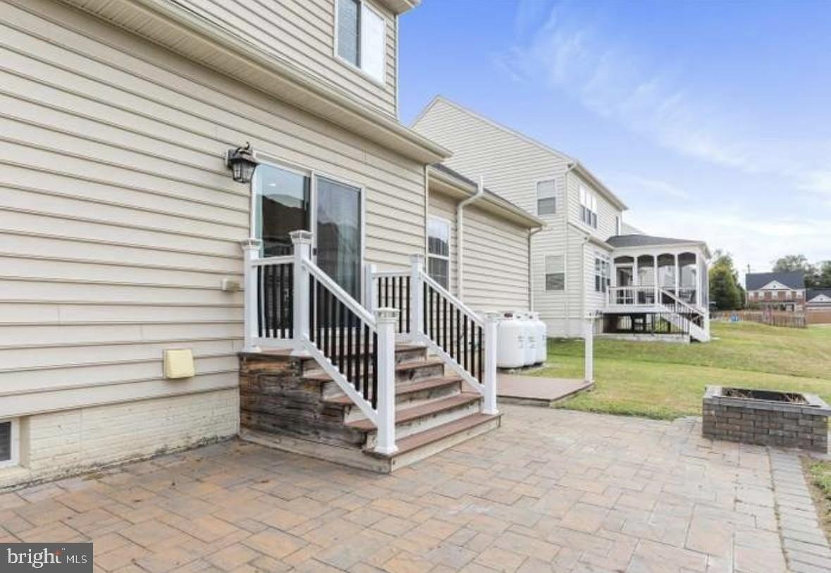 320 Hopkins Dr - Photo 4 of 23