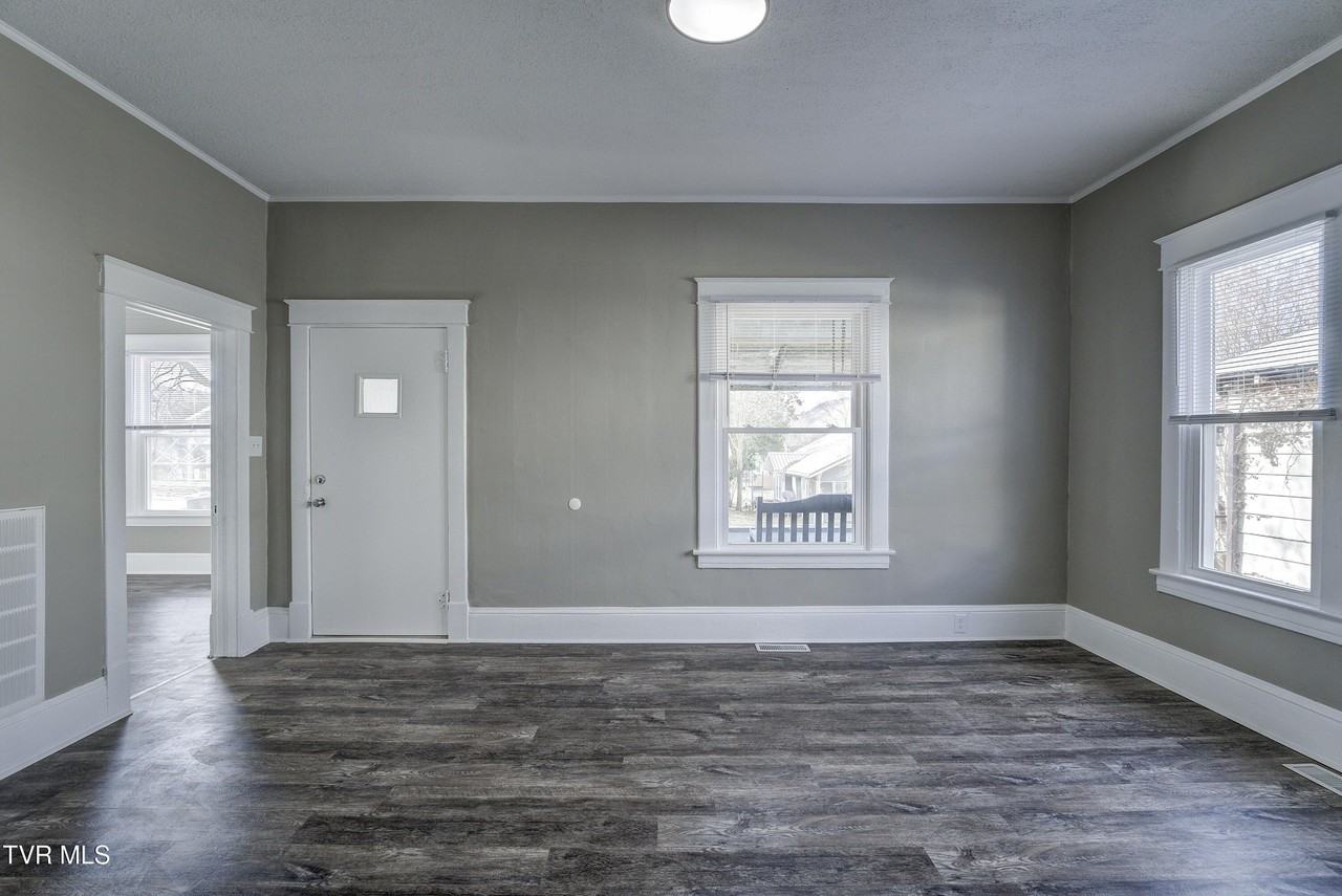 231 3rd St - Photo 4 of 26