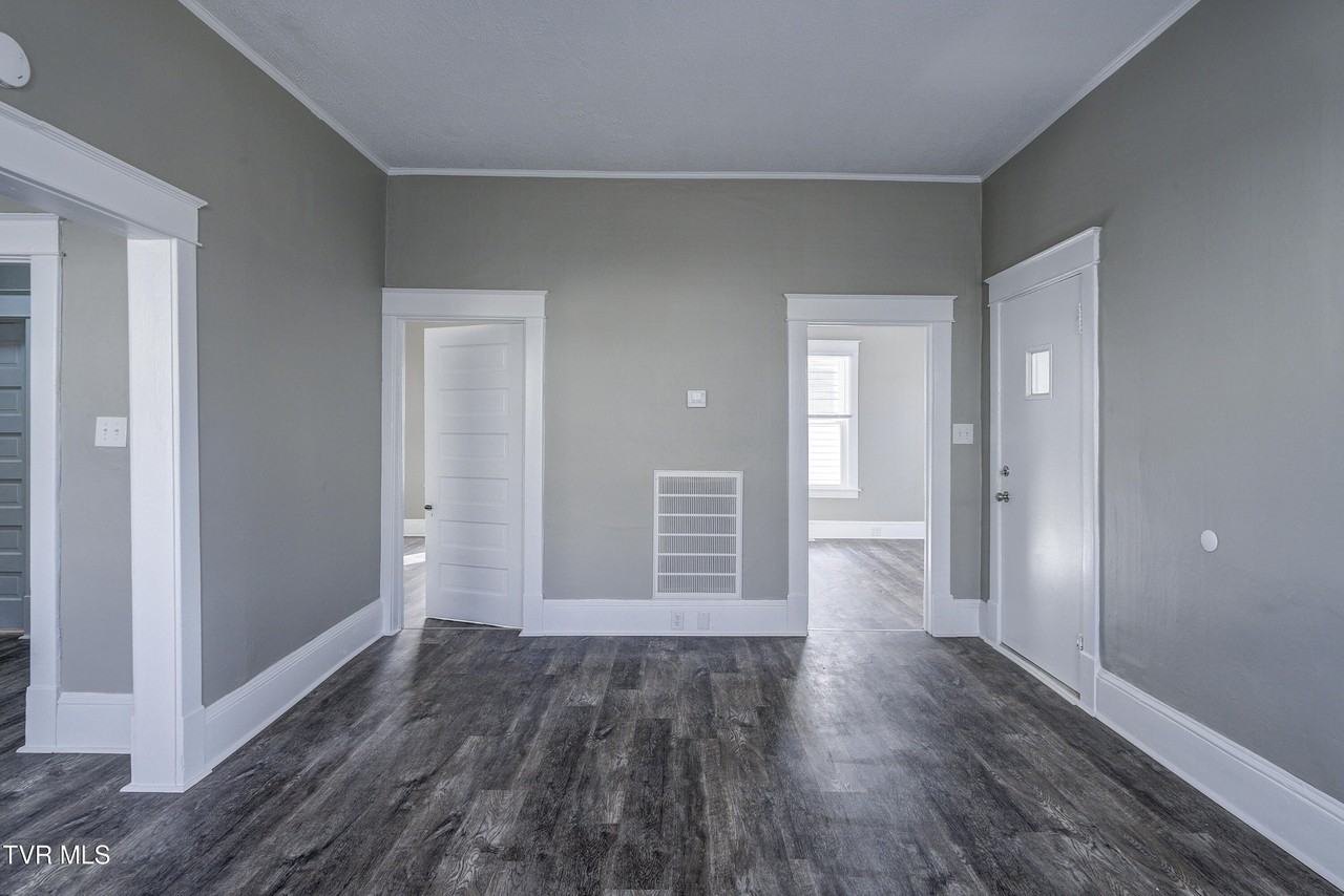 231 3rd St - Photo 5 of 26