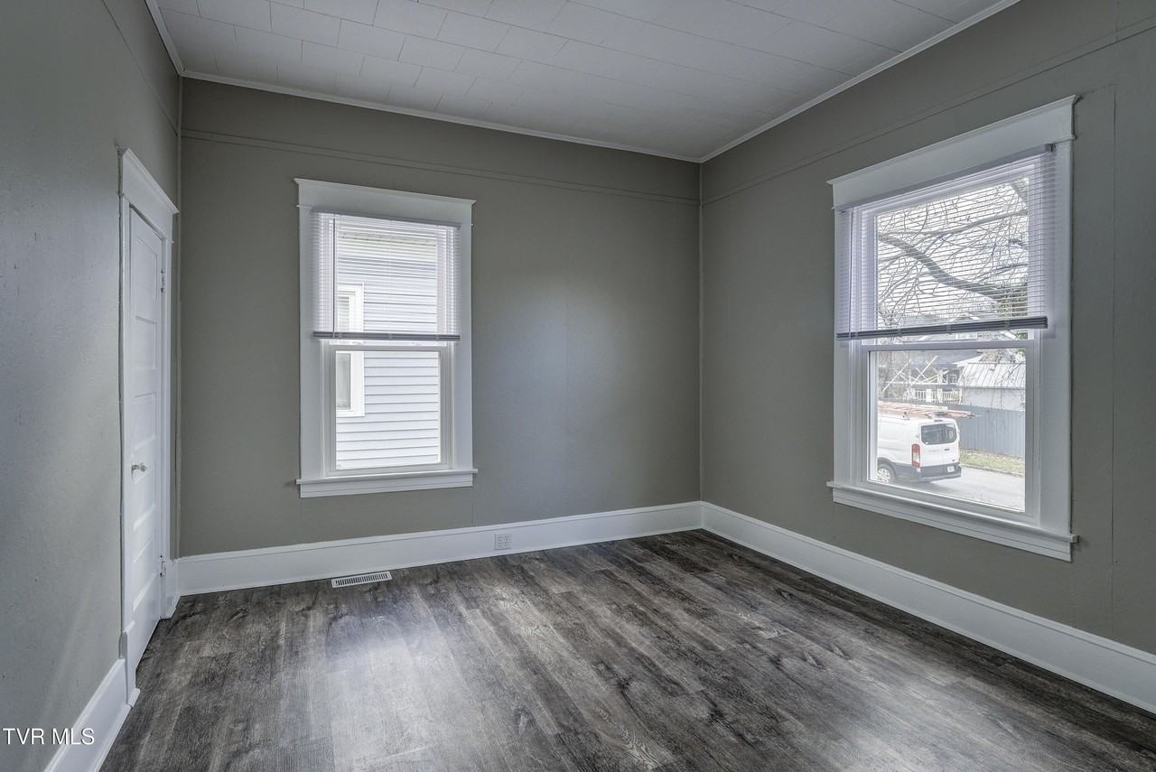 231 3rd St - Photo 6 of 26